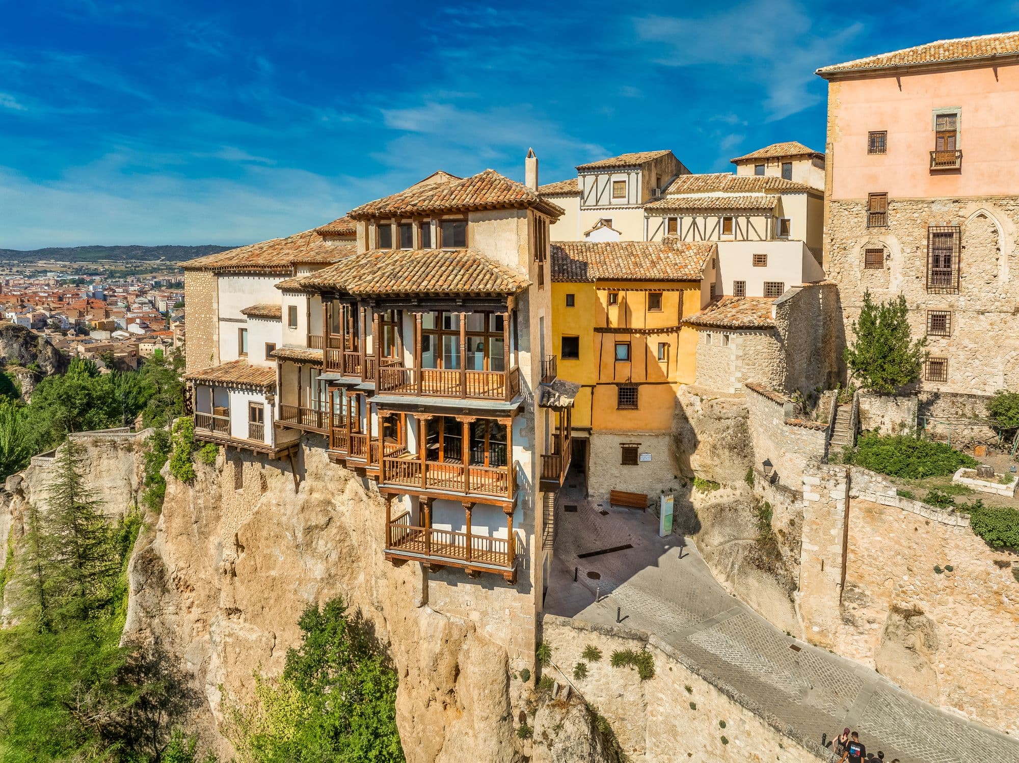 Hängende Häuser von Cuenca - zeichnen sich dadurch aus, dass sie auf den Klippen über der Schlucht des Flusses Huécar gebaut wurden, was ihnen ihren einzigartigen und "hängenden" Charakter verleiht