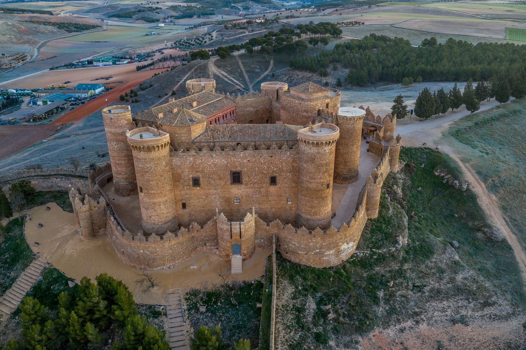 Schloss von Belmonte - liegt auf einem Hügel namens San Cristobal und zeichnet sich durch ihre sechseckige Form mit sechs Türmen aus