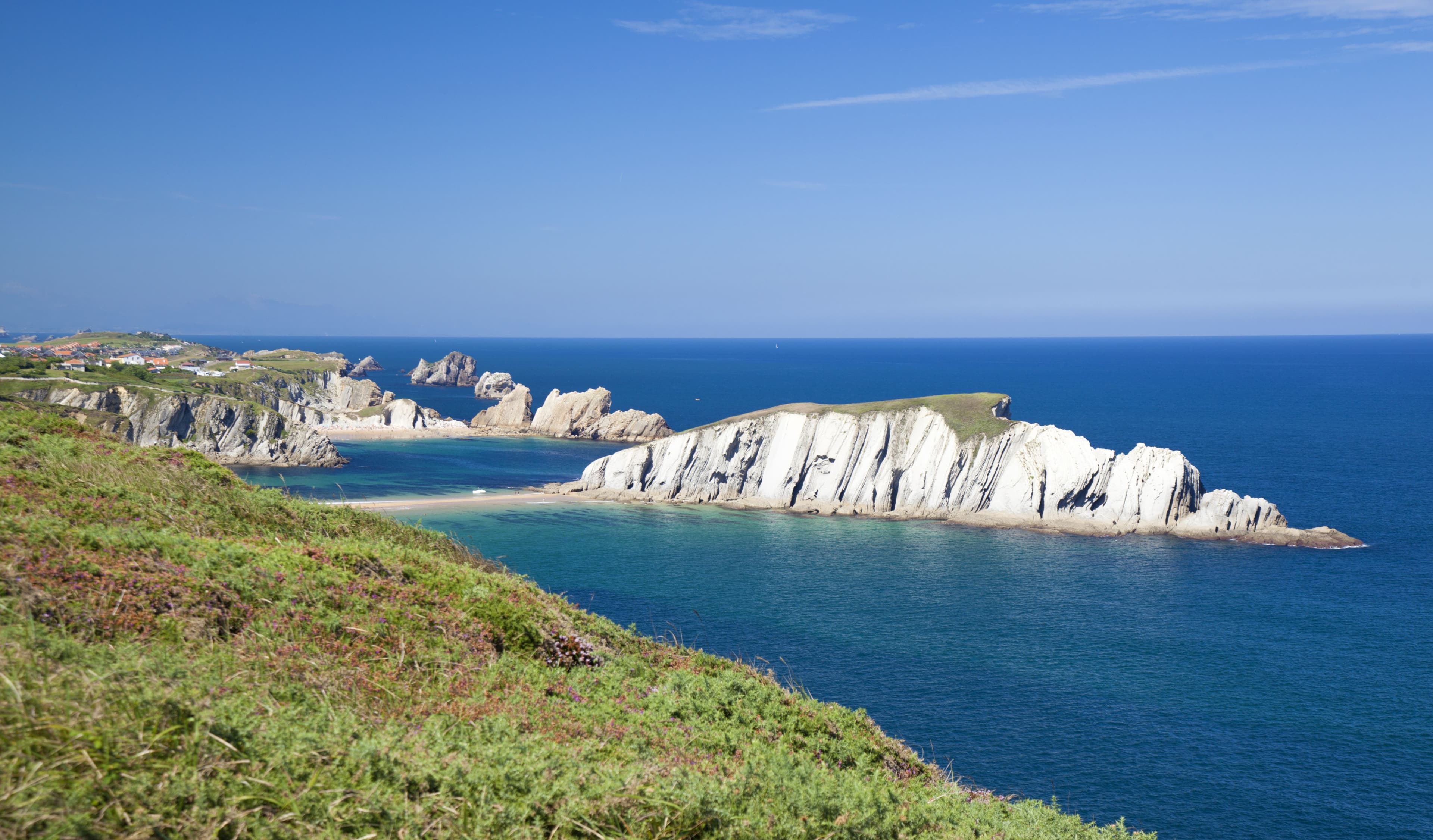 Kantabrien - An der Costa Quebrada mit Blick auf den Strand Playa de Covachos.